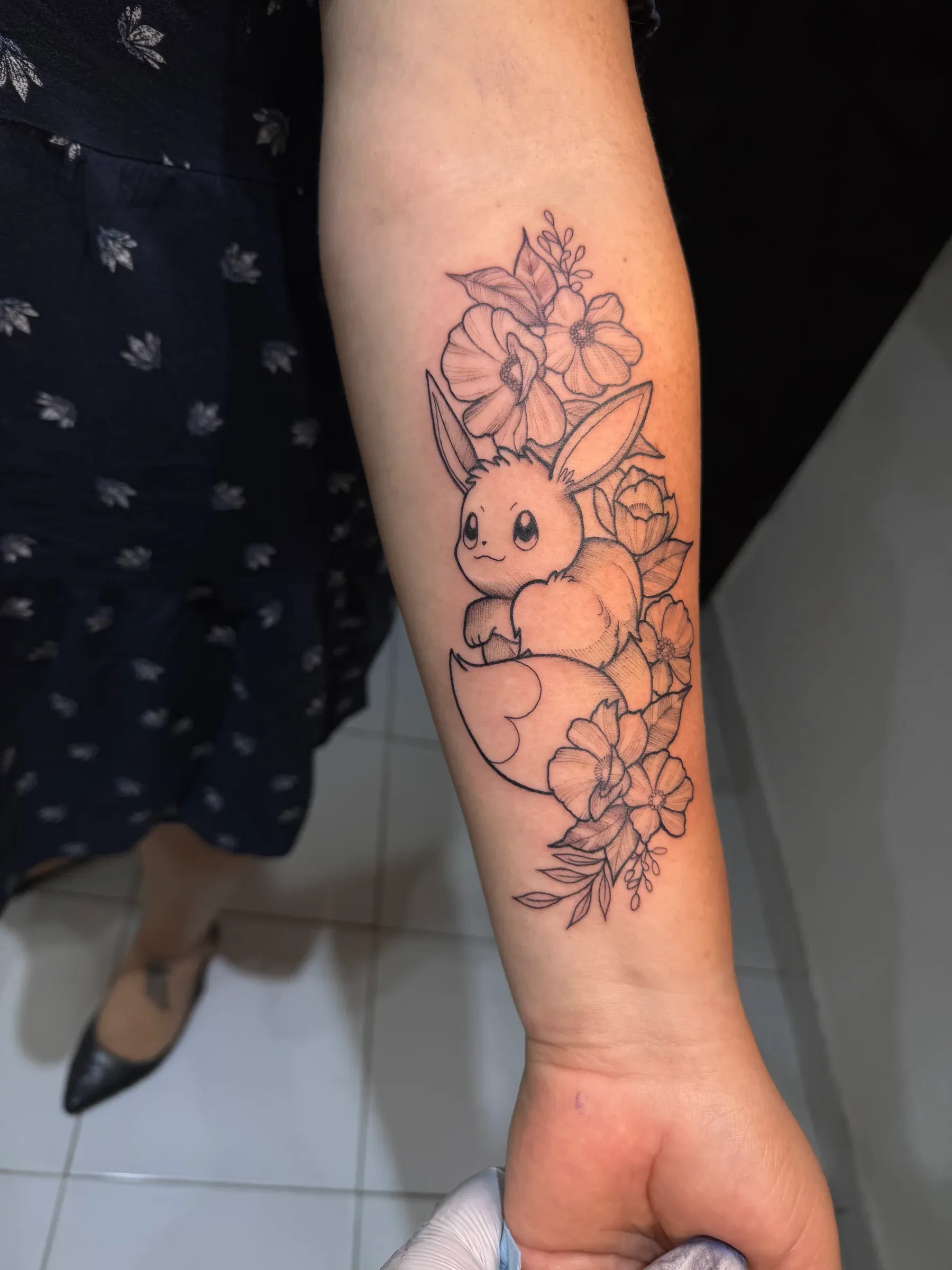Tatouage Eevee noir et blanc
